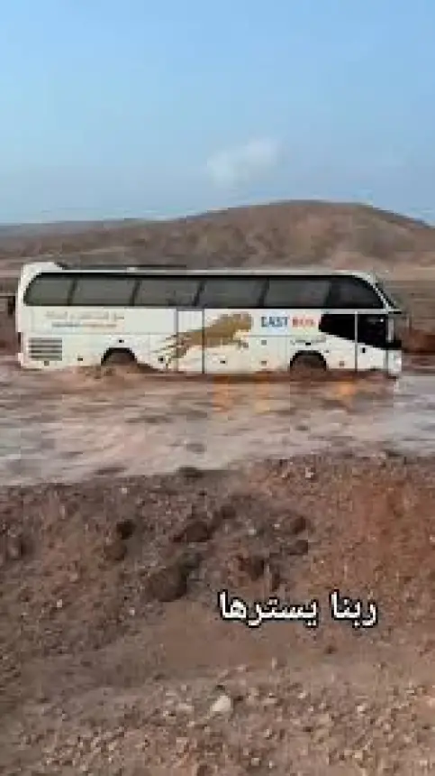 لحظات رعب.. سيول تجرف حافلة وتتسبب في انقلابها بمصر (فيديو)